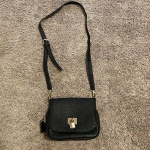 Black Handbag with Zipper to Increase Bag Space